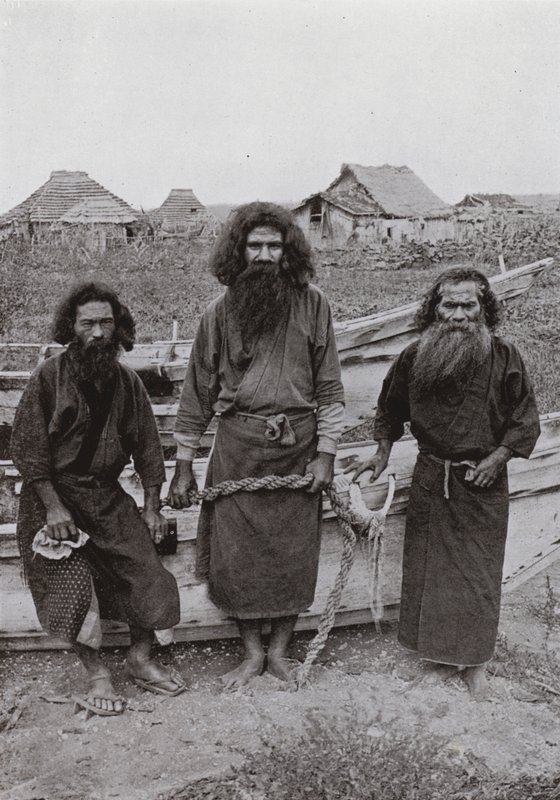 Happukonno, el cazador (en el centro), y dos pescadores Ainu de Herbert Ponting