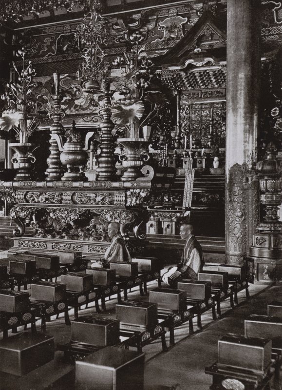 Interior de un templo budista (foto en b/n) de Herbert Ponting