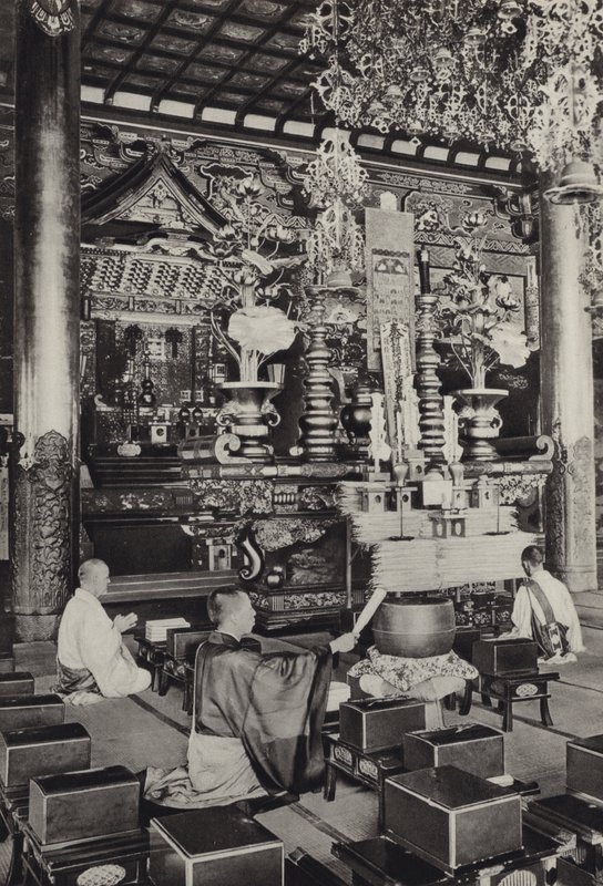 Japón en los años 1920: Omori, Templo Ikegami (budista) (foto en blanco y negro) de Herbert Ponting