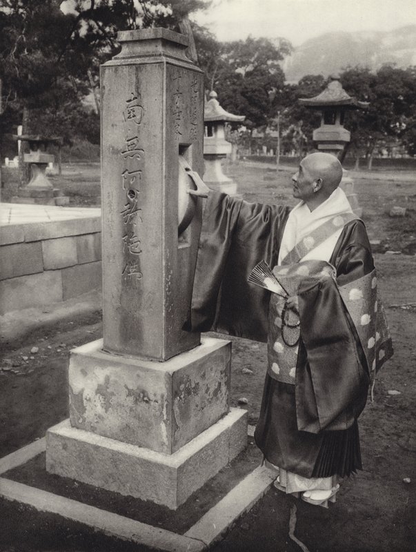 Japón en 1920: Rueda de oración y sacerdote budista de Herbert Ponting