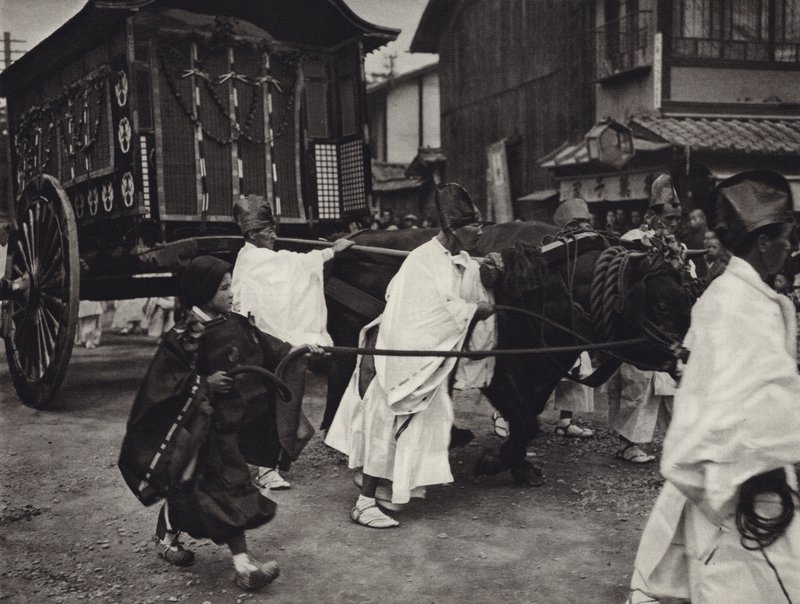 Japón en los años 1920: funeral sintoísta de una persona de alto rango de Herbert Ponting