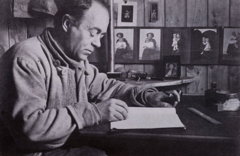 "Scott escribía, planeaba y calculaba en su pequeña mesa" de Herbert Ponting