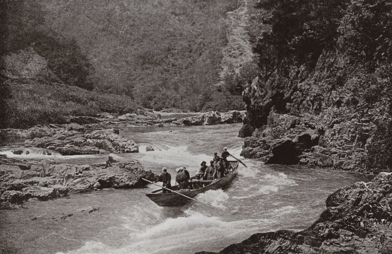 Navegando los rápidos del Katsura-gawa de Herbert Ponting