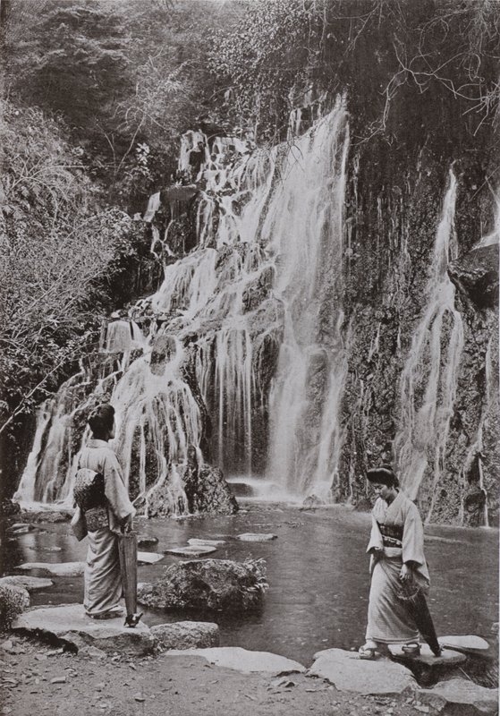 La cascada de las joyas caídas en Yumoto (foto en b/n) de Herbert Ponting
