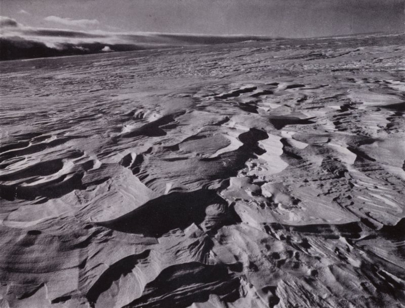 "Las grandes olas de nieve congelada levantadas por el viento" de Herbert Ponting
