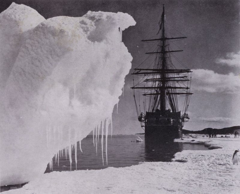 "El desembarco en el borde de hielo cerca del Cabo Evans" de Herbert Ponting