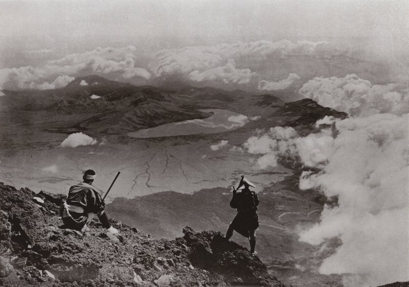 Dos millas sobre las nubes, "Lago de la Luna de Tres Días" desde la cima del Fuji de Herbert Ponting