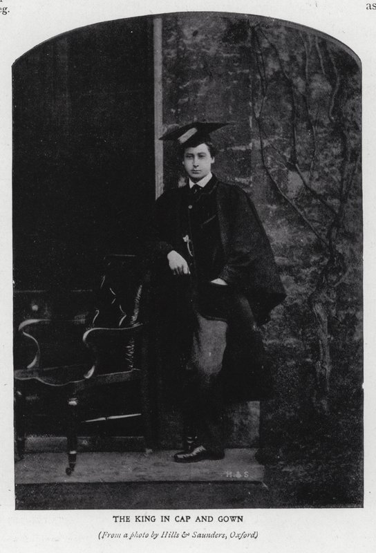 El rey Eduardo VII con birrete y toga en la Universidad de Oxford de Hills and Saunders