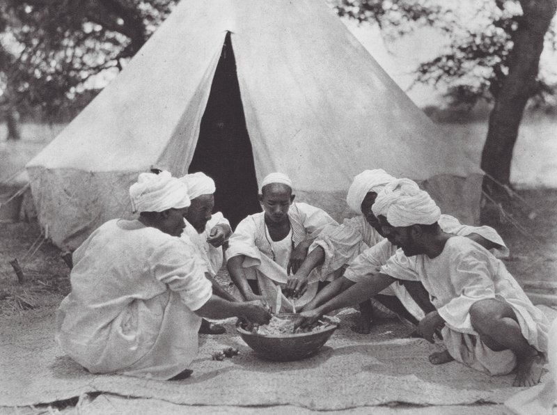 África: Marineros árabes en una comida (foto b/n) de Hugo Adolf Bernatzik