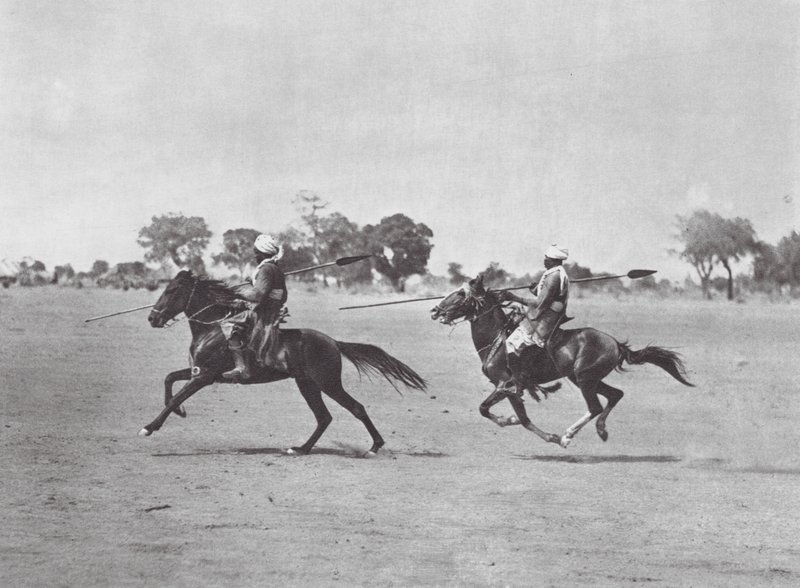 África: Árabes de Aulad Hamid con armadura de cadenas (foto b/n) de Hugo Adolf Bernatzik