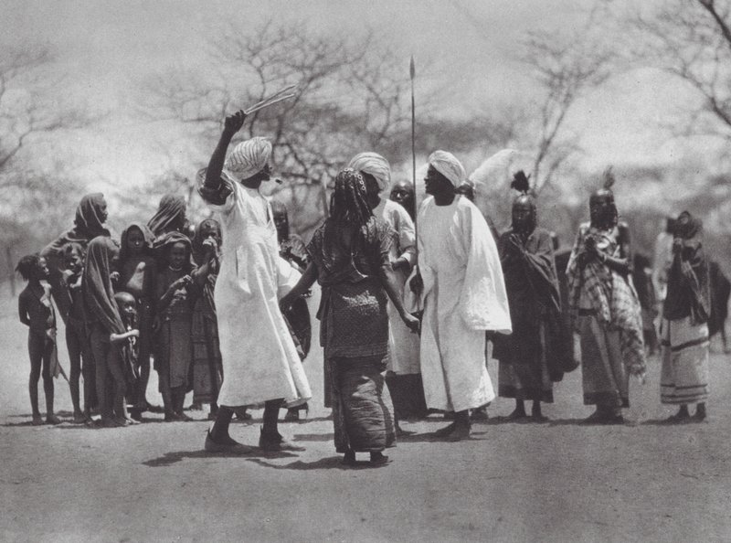 África: Danza Aulad Hamid (foto b/n) de Hugo Adolf Bernatzik