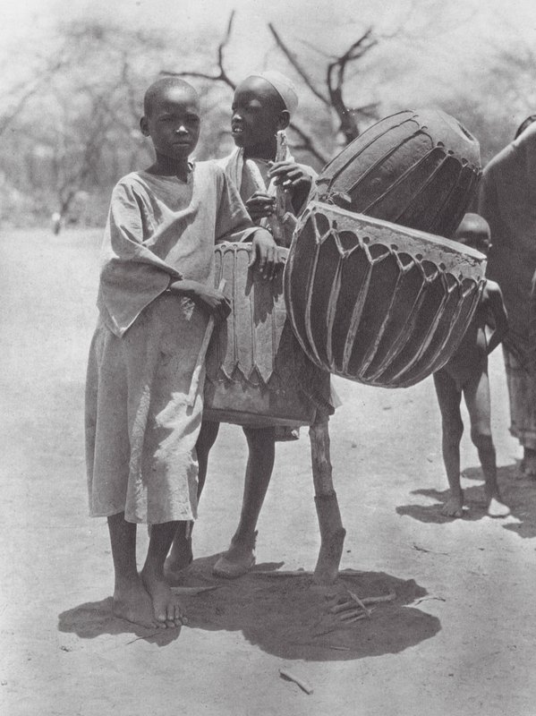 África: Aulad Hamid tambores (foto b/n) de Hugo Adolf Bernatzik
