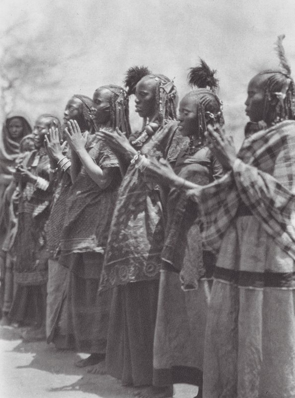 África: Mujeres de Aulad Hamid aplaudiendo al compás de un baile (foto b/n) de Hugo Adolf Bernatzik