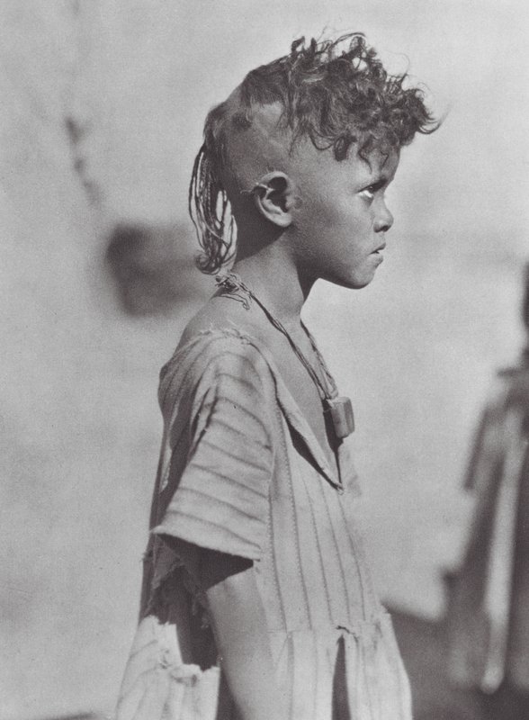África: Niño Bisharin con amuleto (foto b/n) de Hugo Adolf Bernatzik