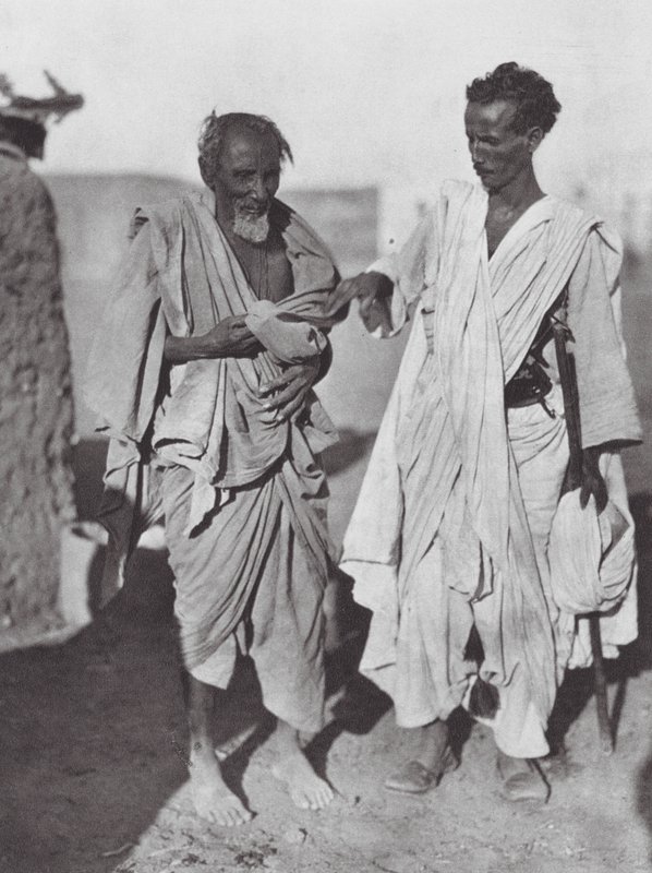 África: Hombres Bisharin, desierto de Nubia (foto b/n) de Hugo Adolf Bernatzik