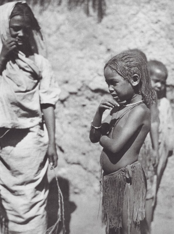 África: Niños en Omdurman (foto b/n) de Hugo Adolf Bernatzik