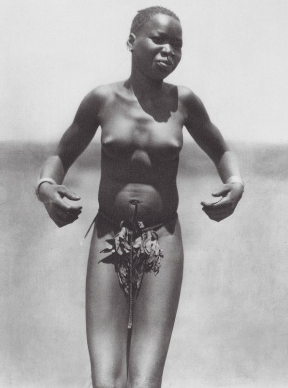 África: Niña bailarina, Djur oriental (foto b/n) de Hugo Adolf Bernatzik