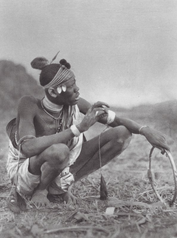 África: Novio dinka regateando por los adornos nupciales (foto b/n) de Hugo Adolf Bernatzik