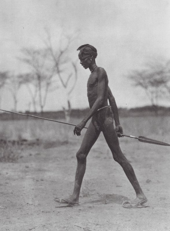 África: Guerrero dinka con lanza (foto en blanco y negro) de Hugo Adolf Bernatzik