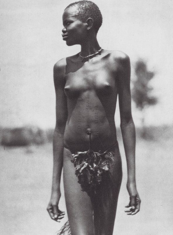 África: Niña Djur, Sudán (foto b/n) de Hugo Adolf Bernatzik