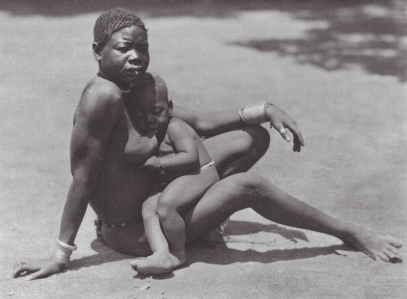 África: Djur oriental, madre e hijo (foto b/n) de Hugo Adolf Bernatzik
