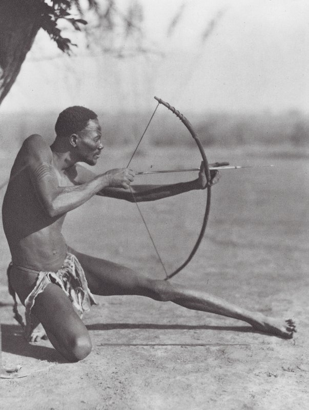 África: Arquero del Djur oriental (foto b/n) de Hugo Adolf Bernatzik