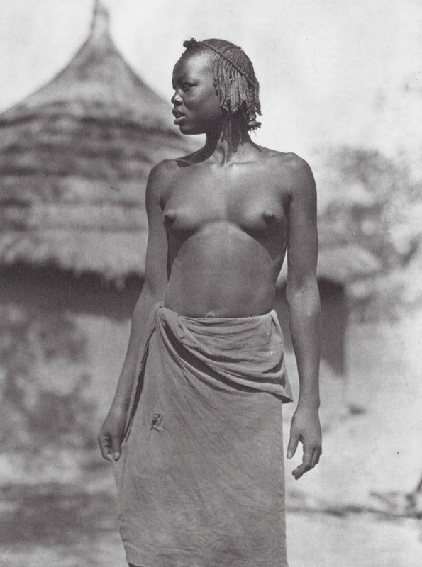 África: Niña Eliri (foto b/n) de Hugo Adolf Bernatzik