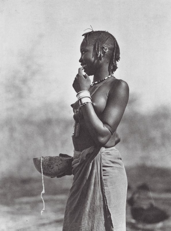África: Niña eliri de las montañas de Dar Nuba (foto b/n) de Hugo Adolf Bernatzik