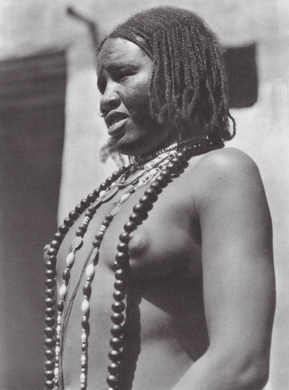 África: Gawazi, bailarina profesional (foto b/n) de Hugo Adolf Bernatzik