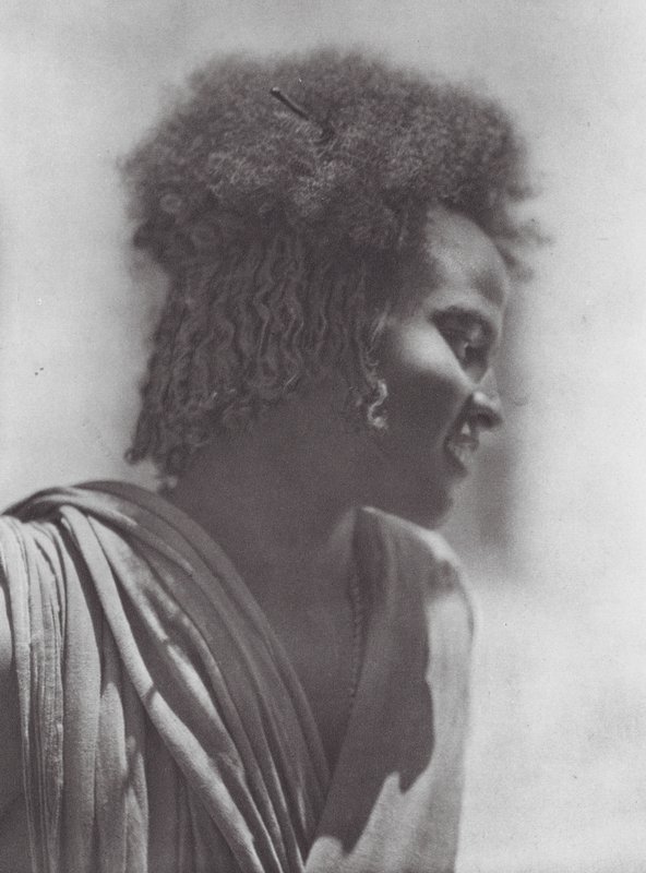 África: jóvenes de Hadendoa, Sudán oriental (foto en blanco y negro) de Hugo Adolf Bernatzik