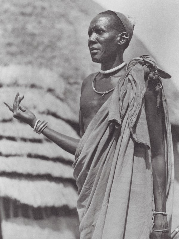 África: Jefe de Tonga (foto b/n) de Hugo Adolf Bernatzik