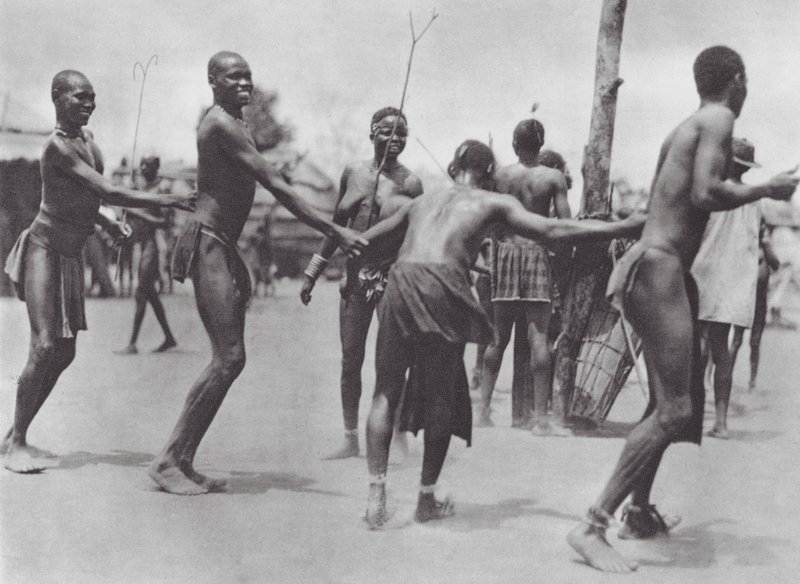África: Moru Round Dance (foto b/n) de Hugo Adolf Bernatzik