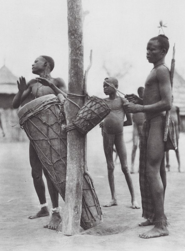 África: Hombres Moru tocando tambores (foto b/n) de Hugo Adolf Bernatzik