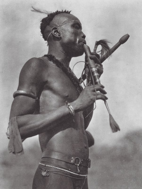 África: Flautista Niambara (foto b/n) de Hugo Adolf Bernatzik