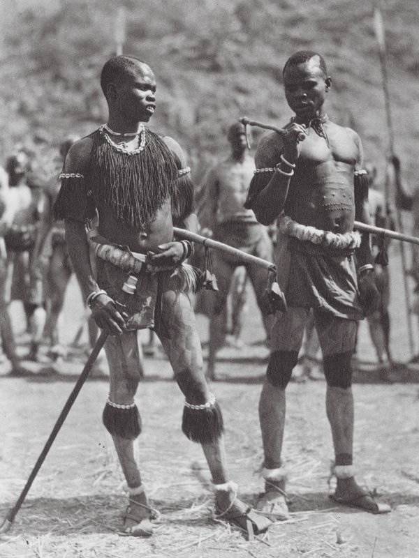 África: Nuba rattle-dancers (foto b/n) de Hugo Adolf Bernatzik