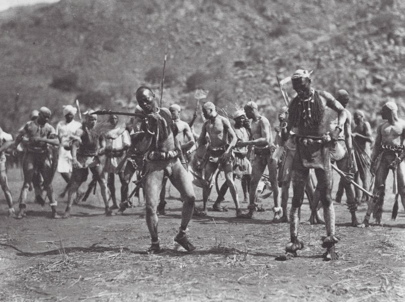 África: Danza del sonajero Nuba (foto b/n) de Hugo Adolf Bernatzik