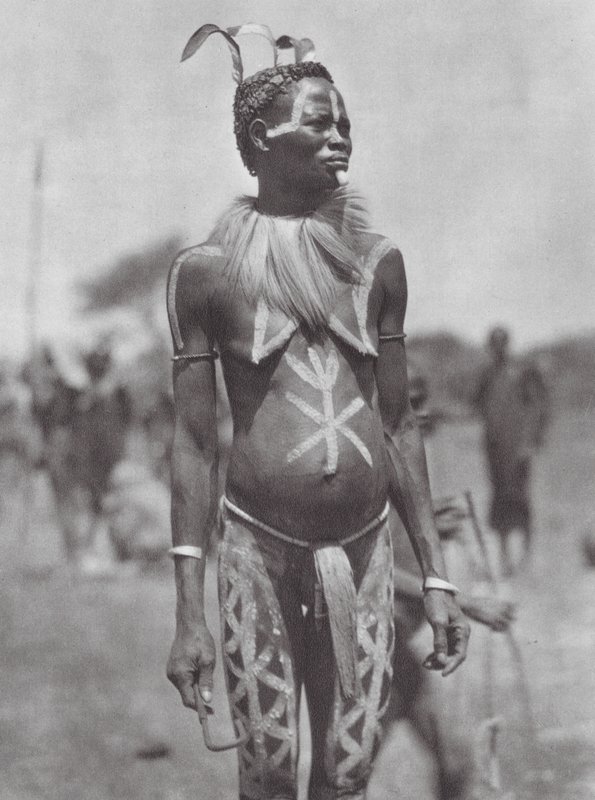 África: Mujer nuba con adorno festivo (foto b/n) de Hugo Adolf Bernatzik