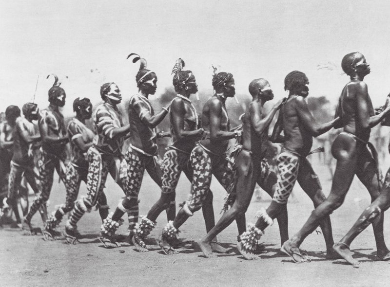 África: Mujeres Nuba bailando (foto b/n) de Hugo Adolf Bernatzik