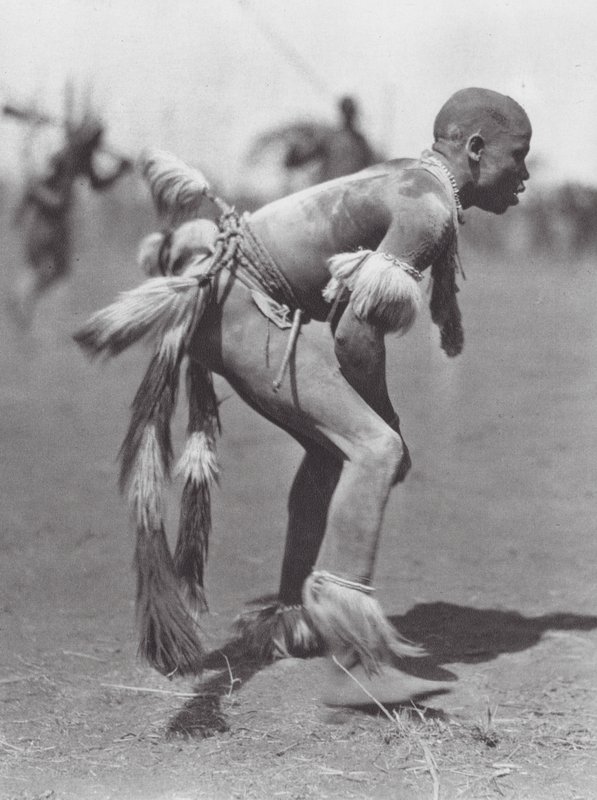 África: Luchadores Nuba (foto b/n) de Hugo Adolf Bernatzik