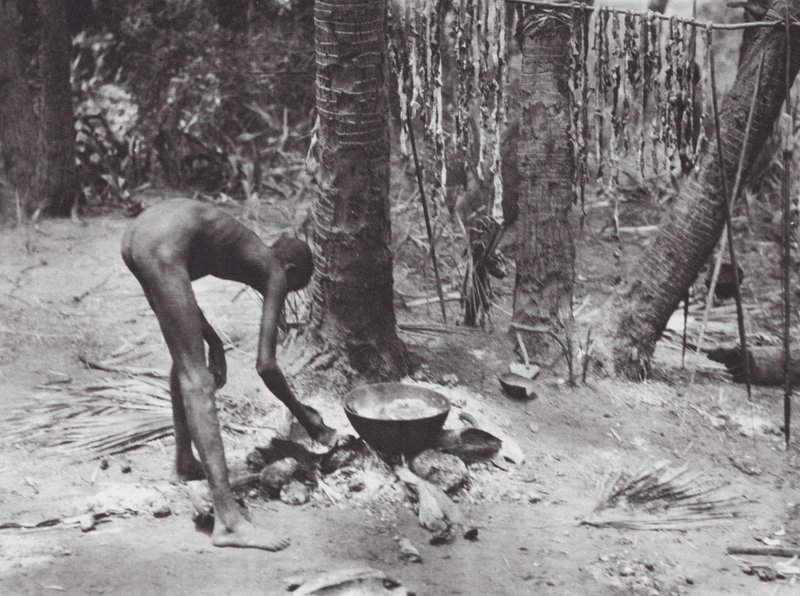 África: Nuer cocinando carne de cocodrilo (foto b/n) de Hugo Adolf Bernatzik