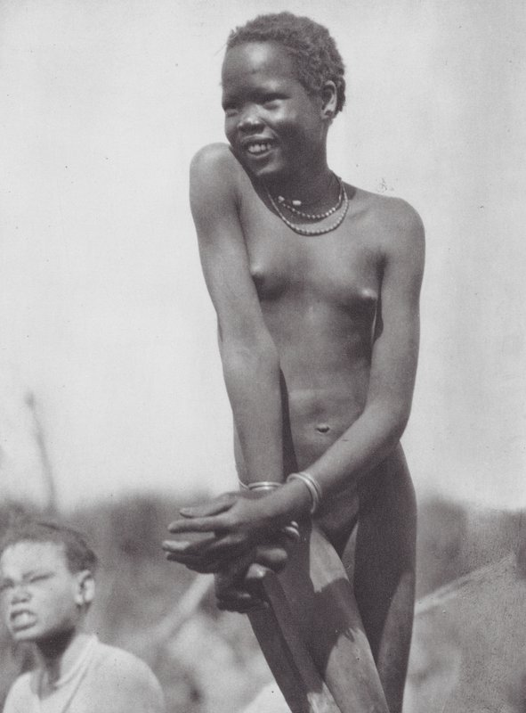 África: Niña Nuer (foto b/n) de Hugo Adolf Bernatzik