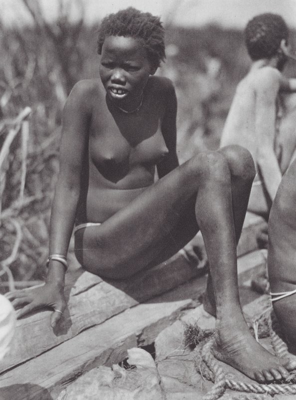 África: Niña nuer en el Bahr el Zeraf (foto b/n) de Hugo Adolf Bernatzik
