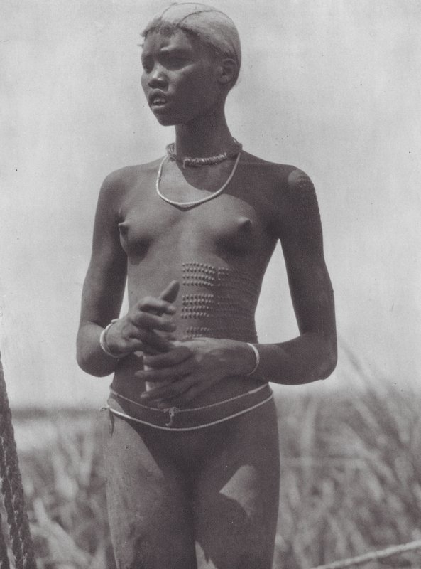África: Niña nuer con cicatrices ornamentales (foto b/n) de Hugo Adolf Bernatzik