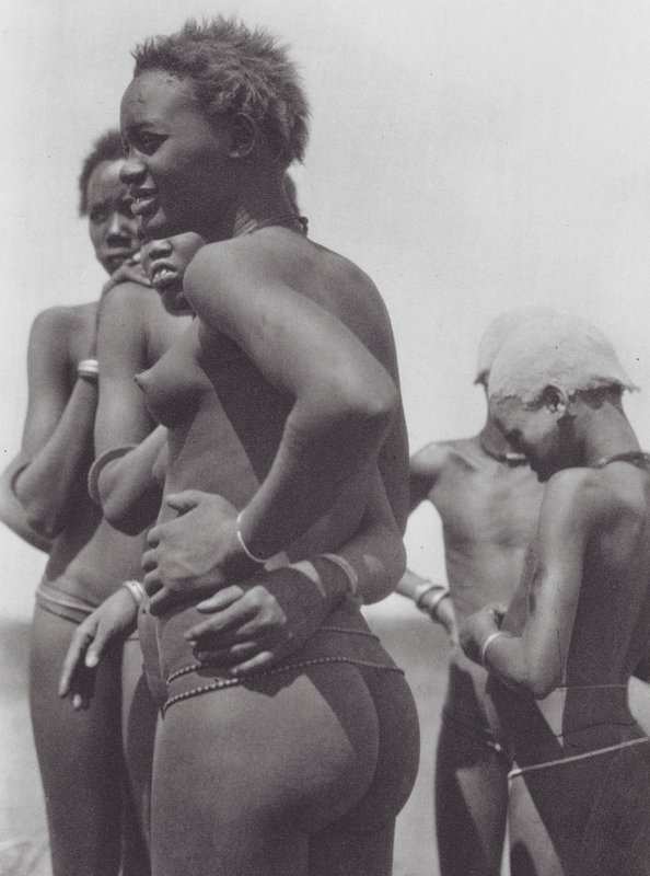 África: Niñas y niños Nuer (foto b/n) de Hugo Adolf Bernatzik