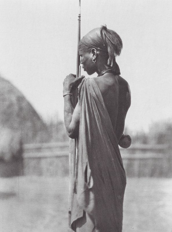 África: Nuer en traje Shilluk (foto b/n) de Hugo Adolf Bernatzik
