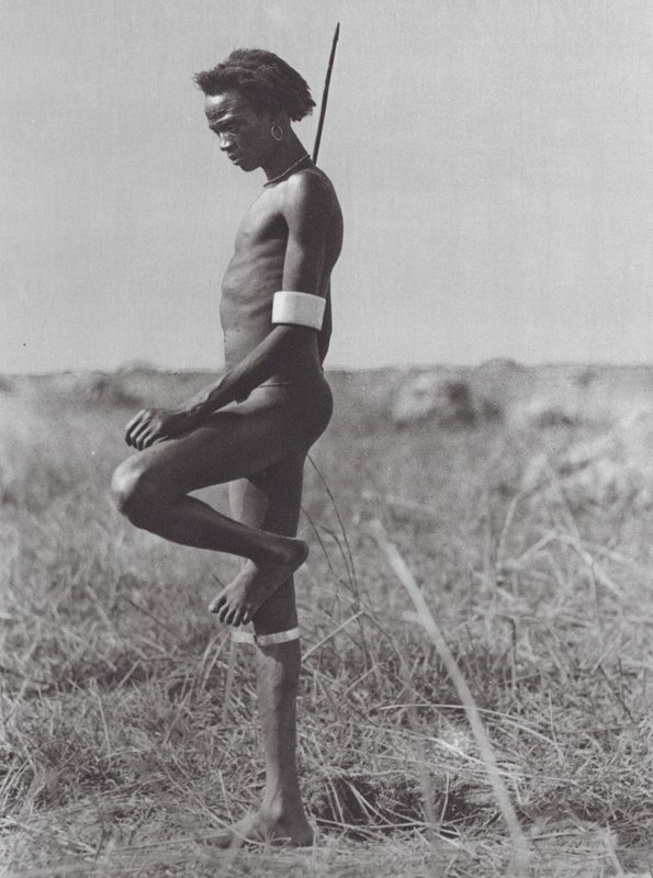 África: Nuer, posición de descanso (foto b/n) de Hugo Adolf Bernatzik