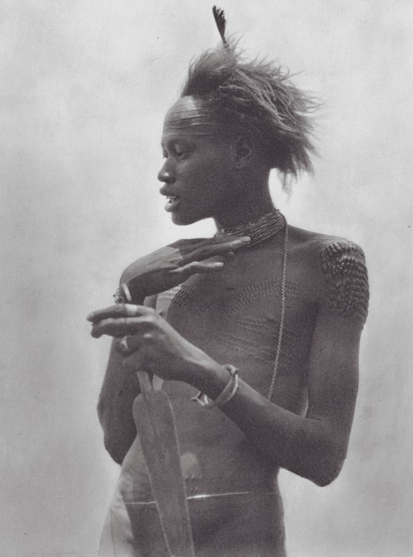 África: Guerrero nuer con marca tribal en la frente (foto b/n) de Hugo Adolf Bernatzik