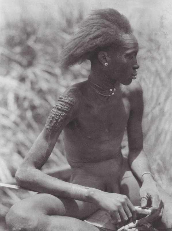 África: Nuer con el pelo teñido de rojo (foto b/n) de Hugo Adolf Bernatzik