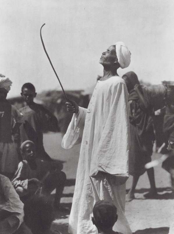 África: Anciano burlándose de la bailarina (foto b/n) de Hugo Adolf Bernatzik