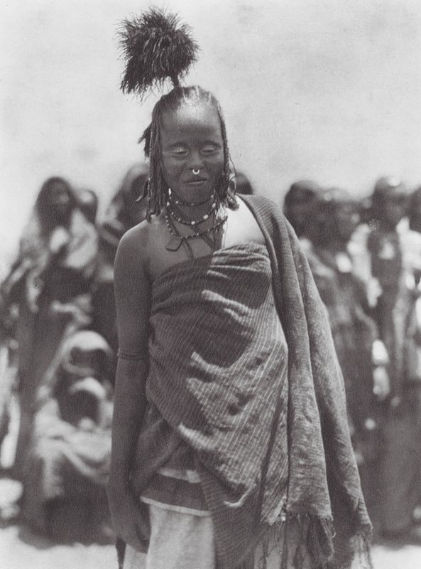 África: Tocado de plumas de avestruz de los Aulad Hamids (foto b/n) de Hugo Adolf Bernatzik